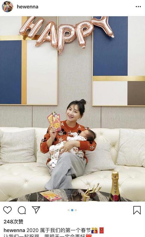 老公和别的女人拉手照片,老公与陌生女子亲密拉手，真相令人震惊