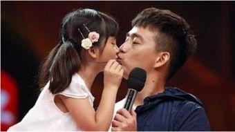 明星和父亲接吻视频,温馨画面感动网友